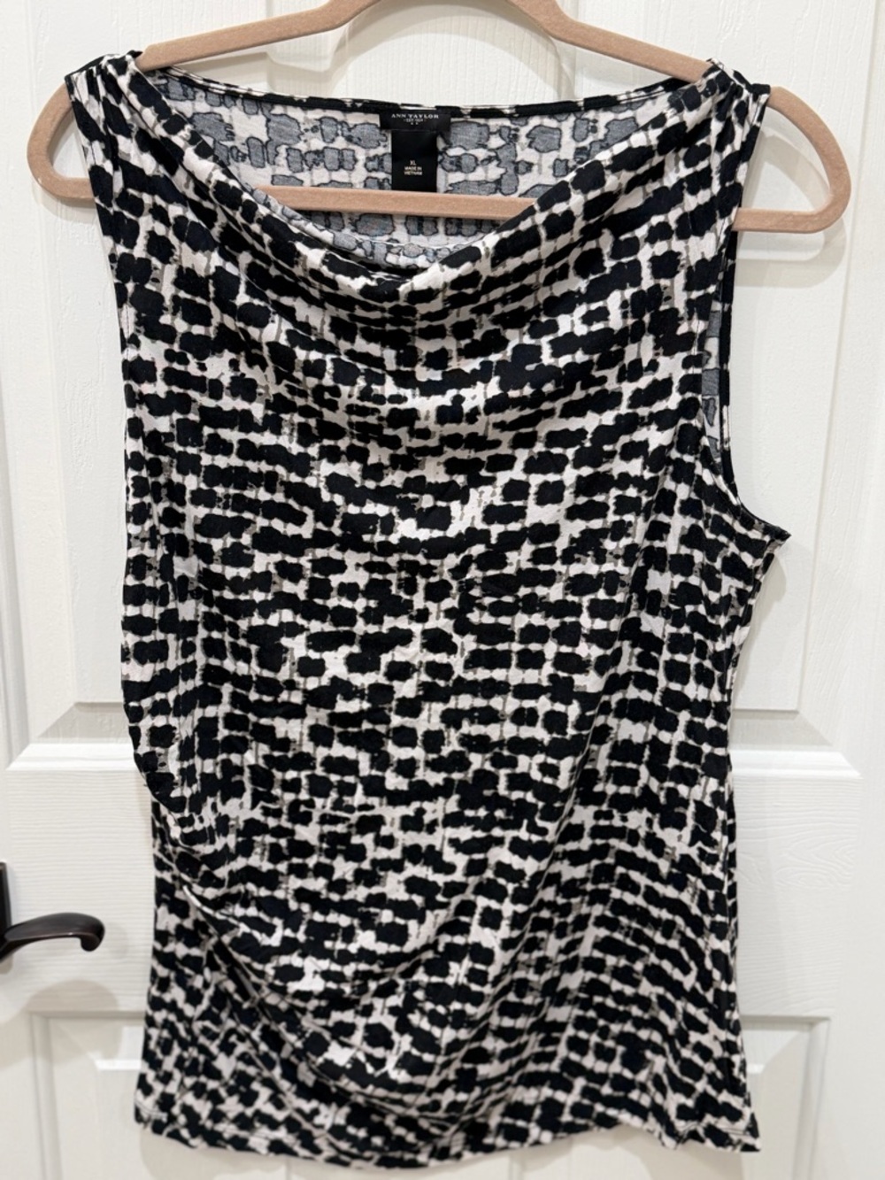Ann Taylor Black & White Printed Sleeveless Top